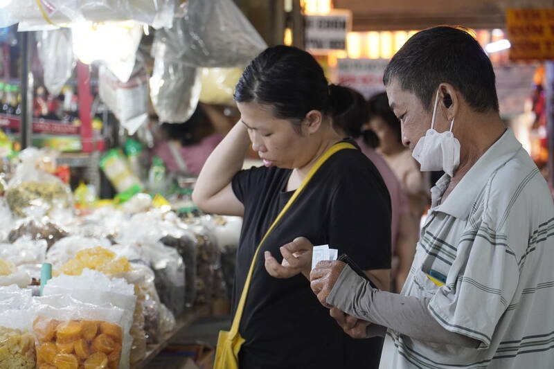 Lác đác khách mua hàng tại sạp đồ khô ở chợ Tân Định (Quận 1). Ảnh: Hạ Mây