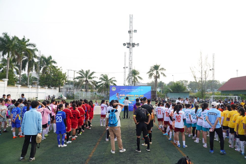 Khai mạc Giải bóng đá nữ học sinh THPT TP Cần Thơ năm 2024. Ảnh: Yến Phương