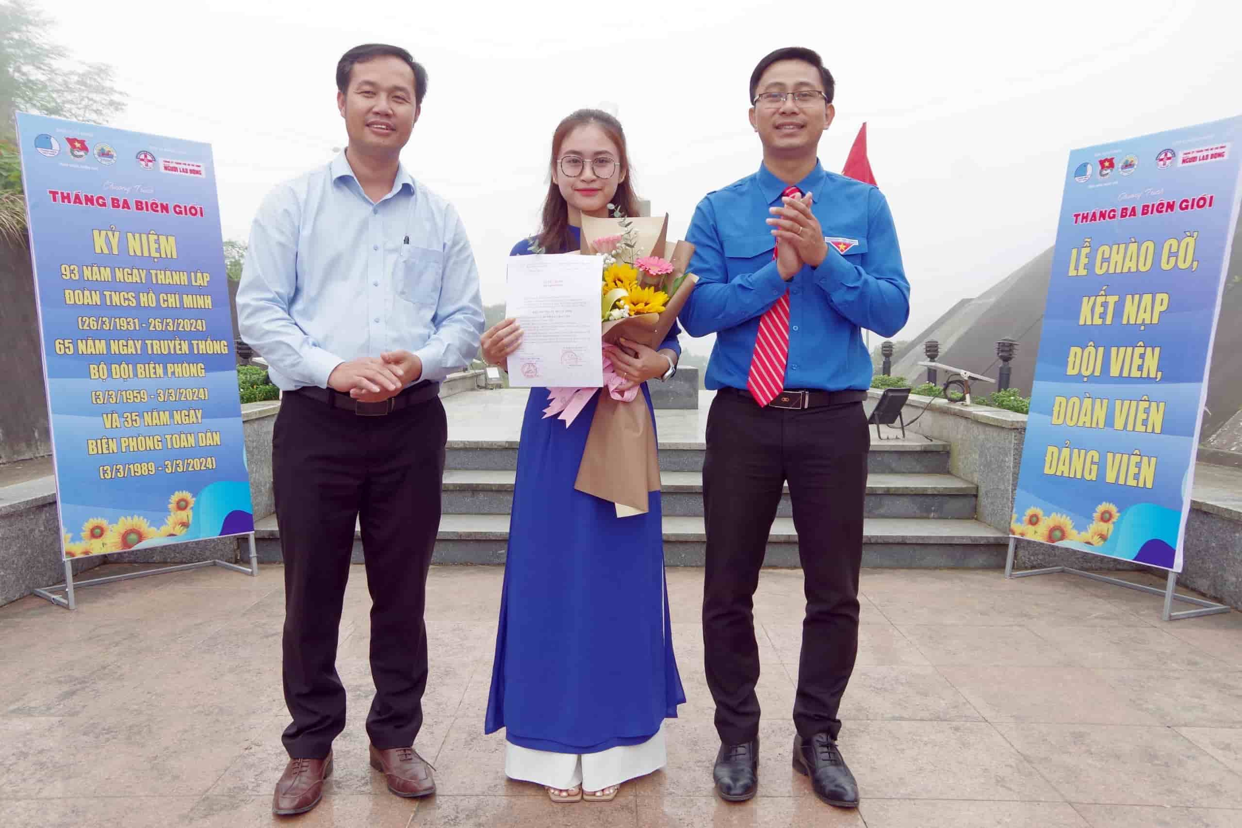 Lãnh đạo huyện A Lưới trao quyết định Kết nạp Đảng cho Đảng viên Hồ Thị Khánh Huyền. Ảnh: Võ Tiến.