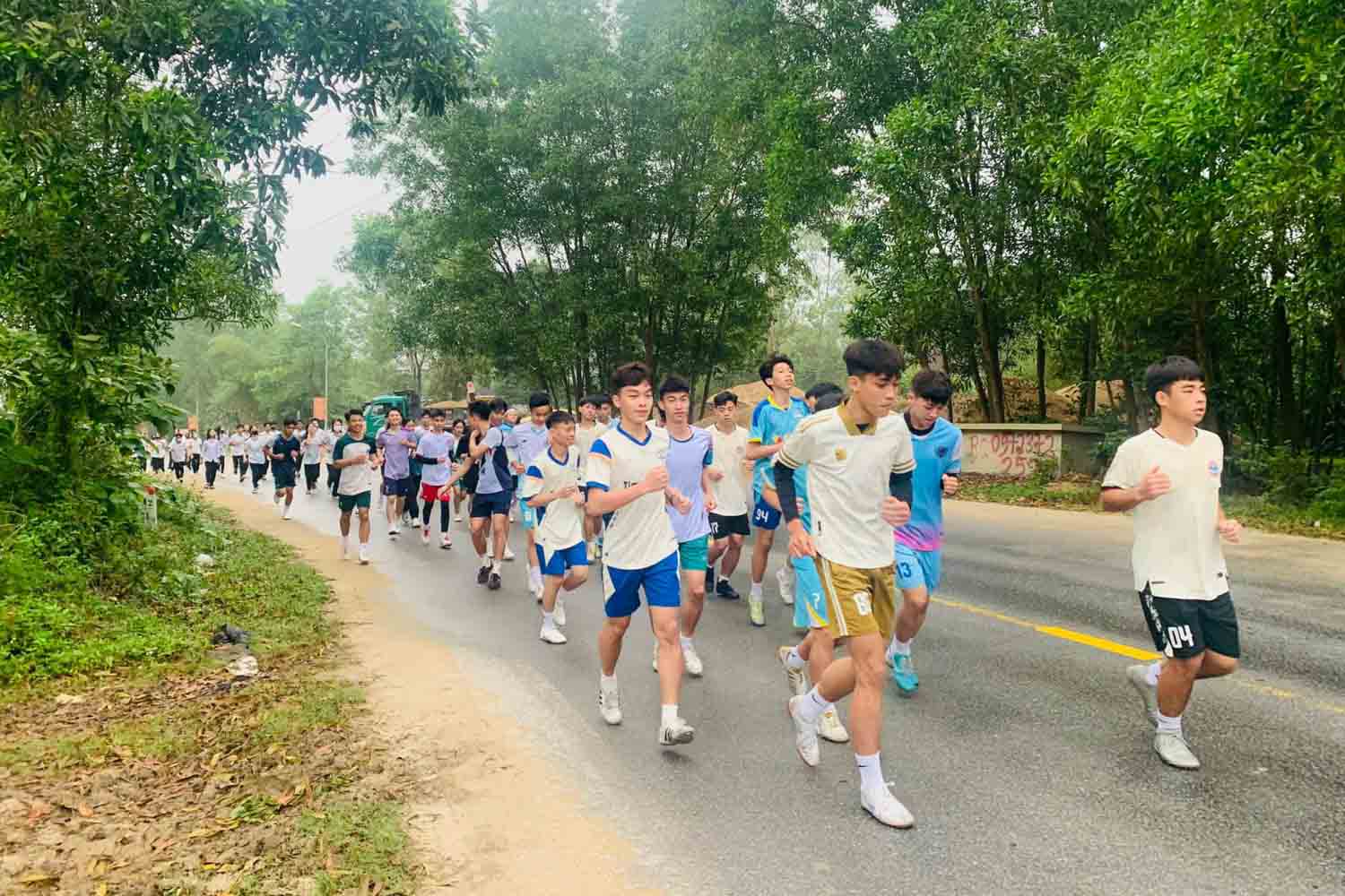 Đoàn viên, thanh niên Hà Tĩnh chạy bộ để gây quỹ xây nhà Văn hóa cộng đồng cho đồng bào dân tộc thiểu số. Ảnh: Đoàn Tuấn.