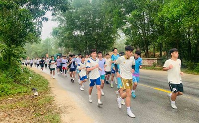 Đoàn viên, thanh niên Hà Tĩnh chạy bộ để gây quỹ xây nhà Văn hóa cộng đồng cho đồng bào dân tộc thiểu số. Ảnh: Đoàn Tuấn.