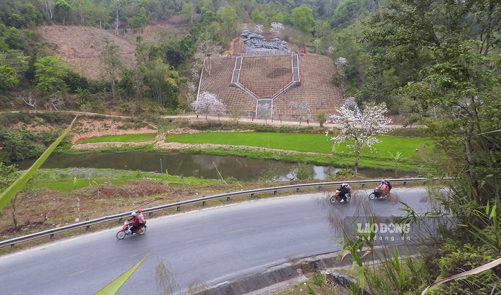 Vẫn còn đó những di tích khắc ghi những tháng ngày gian khổ, những con đường từng hứng chịu hàng nghìn tấn bom đạn giờ đây trở nên bình yên và thơ mộng.