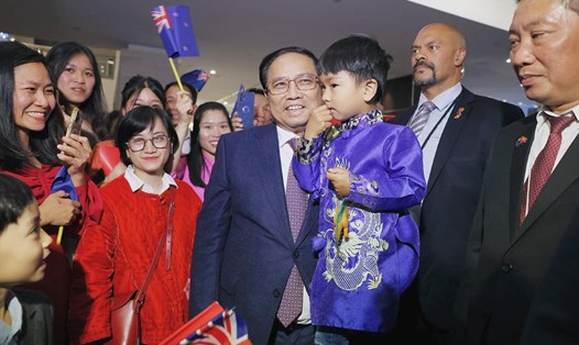 Thủ tướng Chính phủ Phạm Minh Chính trò chuyện với cán bộ, nhân viên Đại sứ quán và cộng đồng người Việt Nam tại New Zealand. Ảnh: VGP