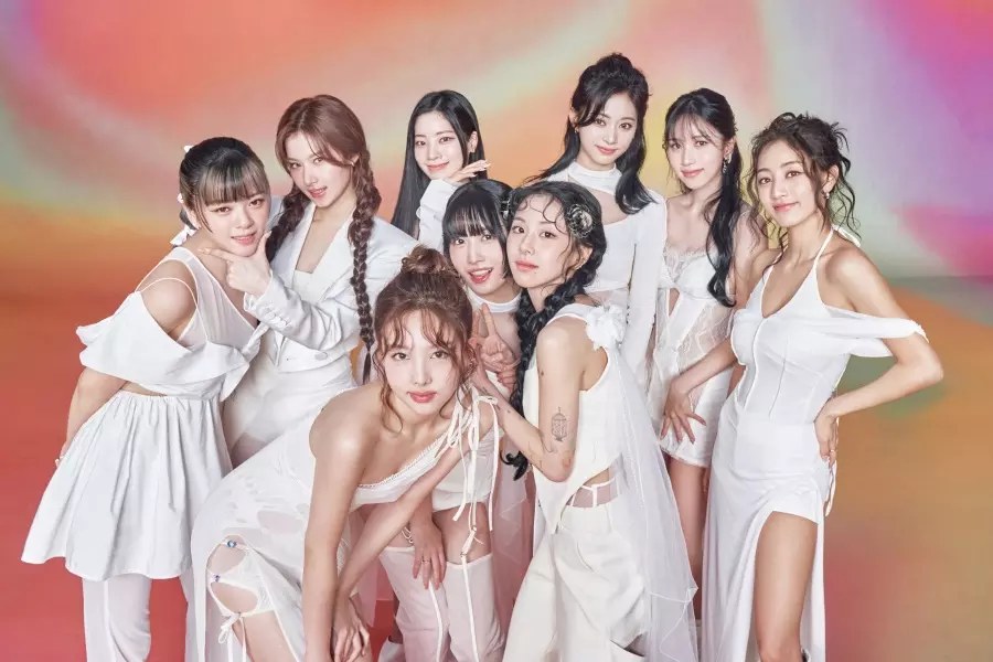 TWICE đứng đầu bảng xếp hạng World Albums. Ảnh: JYP
