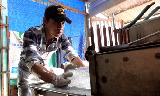 Anh Trần Văn Huynh làm công việc cắt và chở nước đá thuê trong thời gian đợi Công ty Cổ phần Tập đoàn MFC - Chi nhánh MFC Sa Đéc trả lương và chốt BHXH. 
Ảnh: Phong Linh