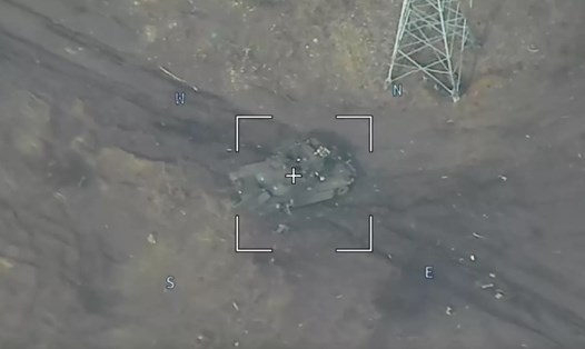 Xe tăng Nga hạ gục xe tăng Abrams ngay phát súng đầu tiên. Ảnh chụp màn hình