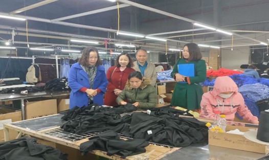 Đại diện lãnh đạo Công đoàn Thanh Hóa thăm hỏi tình hình lao động sản xuất của công nhân nhà máy may ở huyện Quảng Xương. Ảnh: Quách Du