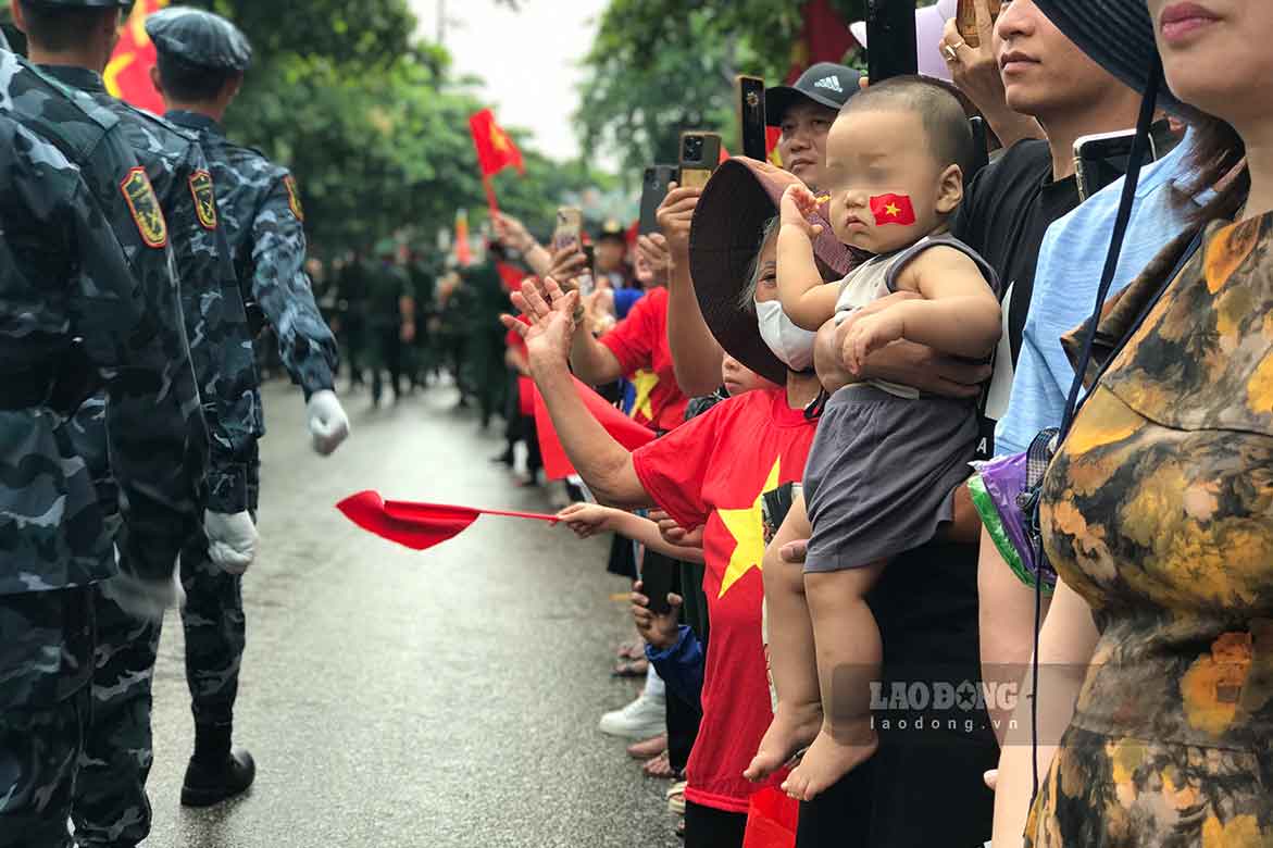 Các khỗi diễu binh diễu hành qua các con phố của Điện Biên.