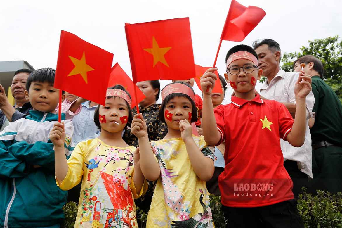 Người dân Điện Biên hào hứng xem các đoàn diễu binh trên các con phố.