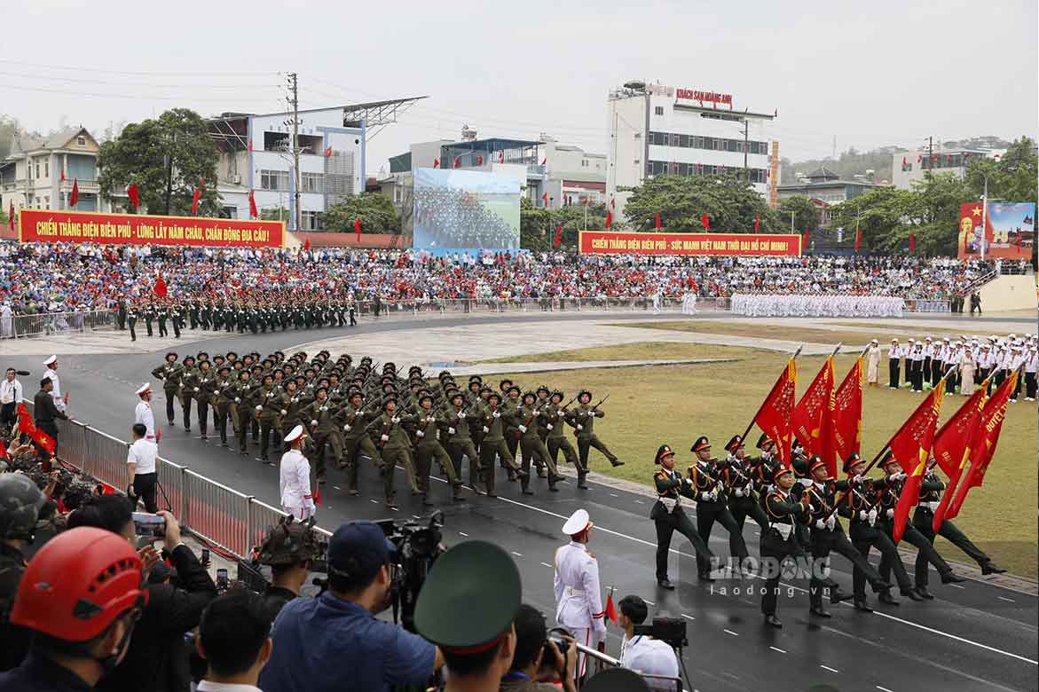 Các khối diễu binh tiến qua lễ đài.