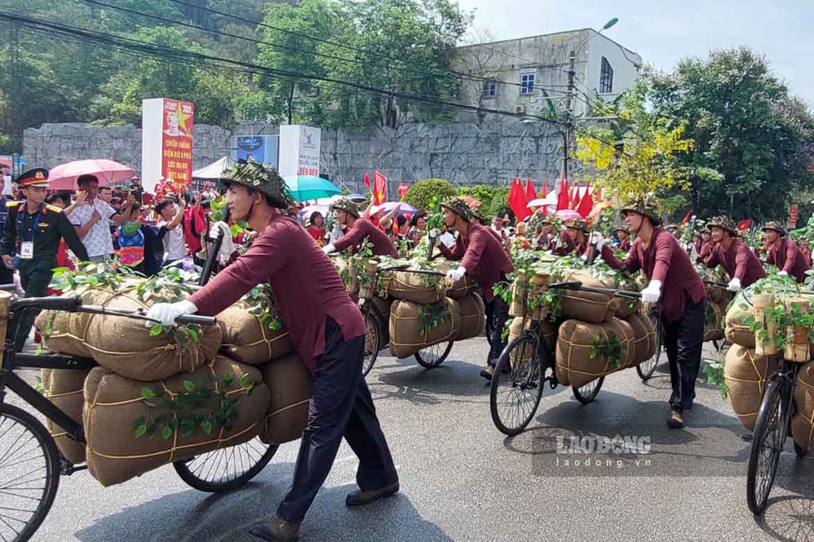 Khối dân công hỏa tuyến với những chiếc xe đạp thồ huyền thoại trên đường Võ Nguyên Giáp.