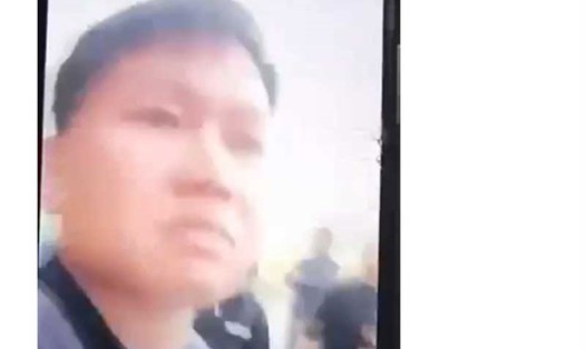 Hình ảnh ông Phó Chủ tịch xã Kỳ Sơn lúc hỏi "có thích tôi bắn không?". Ảnh từ clip