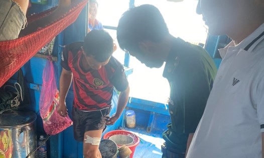  Ngư dân trên tàu cá Bình Định bị chìm sau va chạm với tàu vận tải được tàu cá bạn ứng cứu kịp thời - Ảnh: Bộ đội Biên phòng tỉnh Ninh Thuận.
