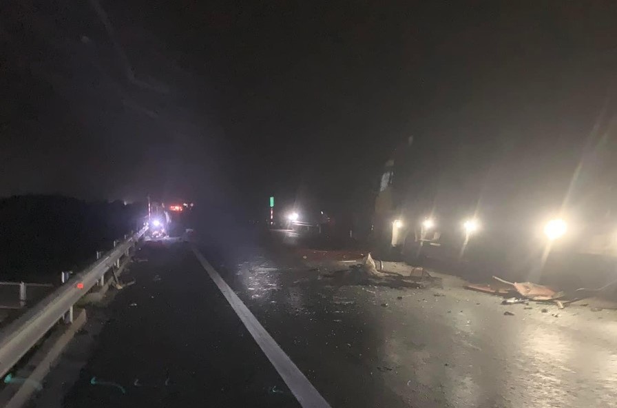 Tối 10.3, một vụ tai nạn giao thông nghiêm trọng giữa ô tô tải và xe khách xảy ra trên tuyến cao tốc Cam Lộ - La Sơn, đoạn qua thôn Sơn Quả, xã Phong Sơn, huyện Phong Điền, tỉnh Thừa Thiên Huế.