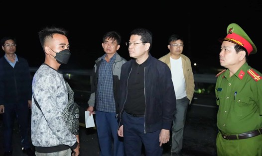 Phó Chủ tịch UBND tỉnh Thừa Thiên Huế Hoàng Hải Minh (áo đen, giữa) đã đến hiện trường vụ tai nạn trên cao tốc Cam Lộ - La Sơn trong đêm 10.3. Ảnh: Ngọc Hiếu.