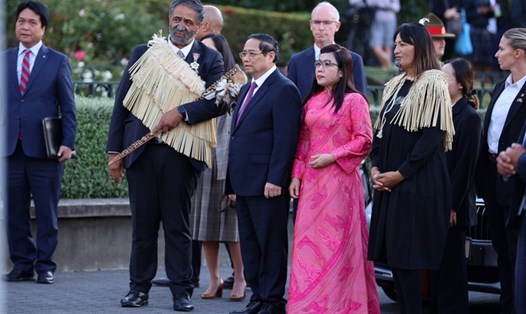 Thủ lĩnh Maori (Kaikorero) và Trưởng Kaikaranga (Trưởng nghi lễ) đón và mời Thủ tướng Chính phủ Phạm Minh Chính và Phu nhân vào khu vực tiến hành nghi thức lễ đón. Ảnh: VGP