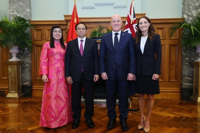 Hai Thủ tướng Chính phủ và Phu nhân chụp ảnh chung. Ảnh: VGP