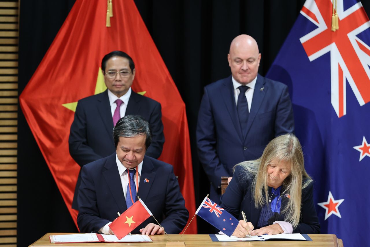 Hai Thủ tướng chứng kiến Bộ trưởng Bộ Giáo dục và Đào tạo Nguyễn Kim Sơn và Bộ trưởng Bộ Giáo dục New Zealand Penny Simmonds ký kết Thỏa thuận hợp tác giáo dục. Ảnh: VGP