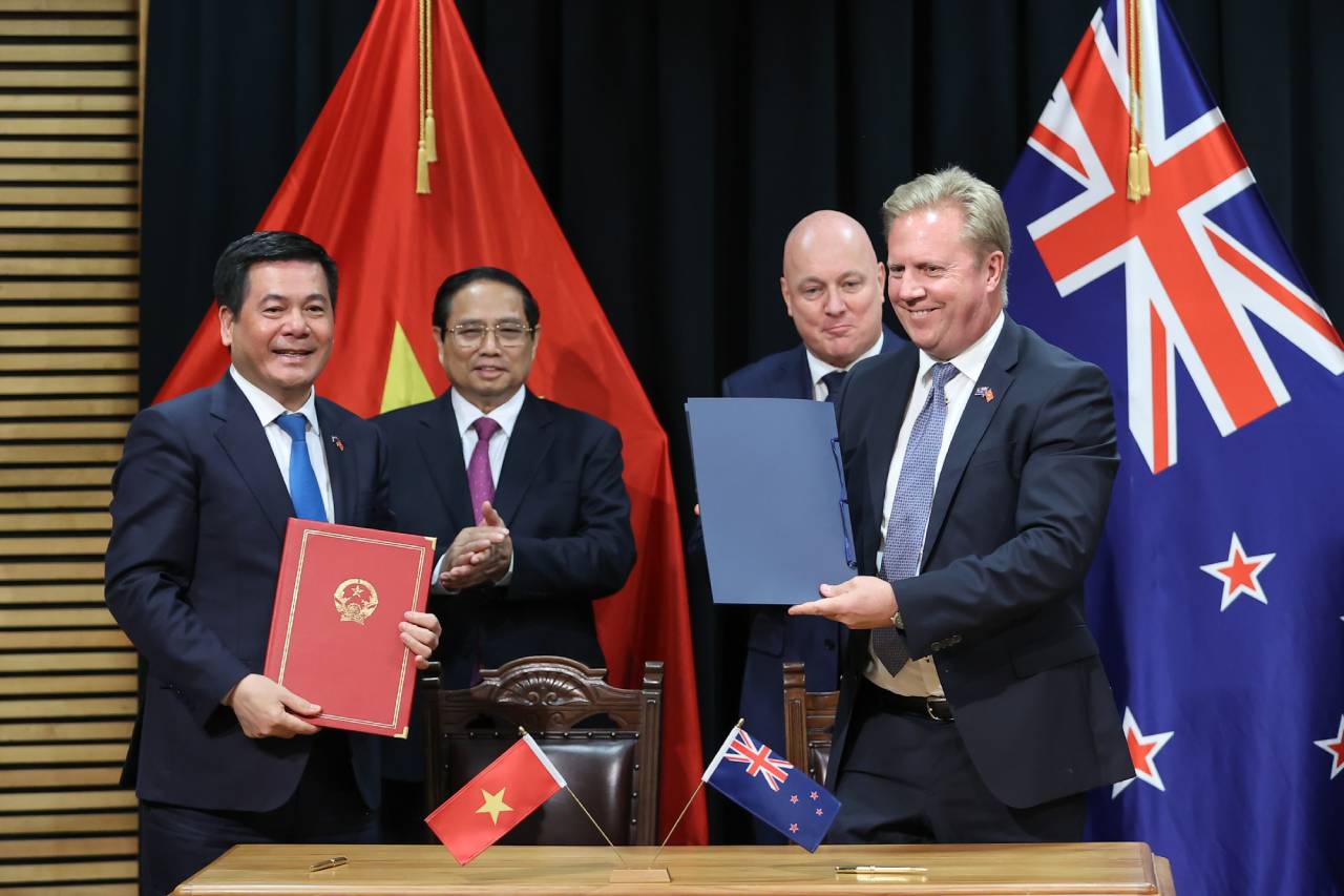 Hai Thủ tướng chứng kiến Bộ trưởng Bộ Công Thương Nguyễn Hồng Diên và Bộ trưởng Bộ Thương mại New Zealand Todd McClay ký kết Thỏa thuận giữa Bộ Công Thương Việt Nam và Bộ Ngoại giao và Thương mại New Zealand về hợp tác kinh tế - thương mại. Ảnh: VGP