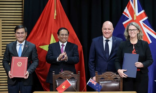 Hai Thủ tướng chứng kiến Thứ trưởng Bộ Tài chính Bùi Văn Khắng và Giám đốc điều hành Bộ Ngân khố New Zealand Caralee McLiesh ký kết Bản ghi nhớ hợp tác giữa Bộ Tài chính Việt Nam và Bộ Ngân khố New Zealand. Ảnh: VGP