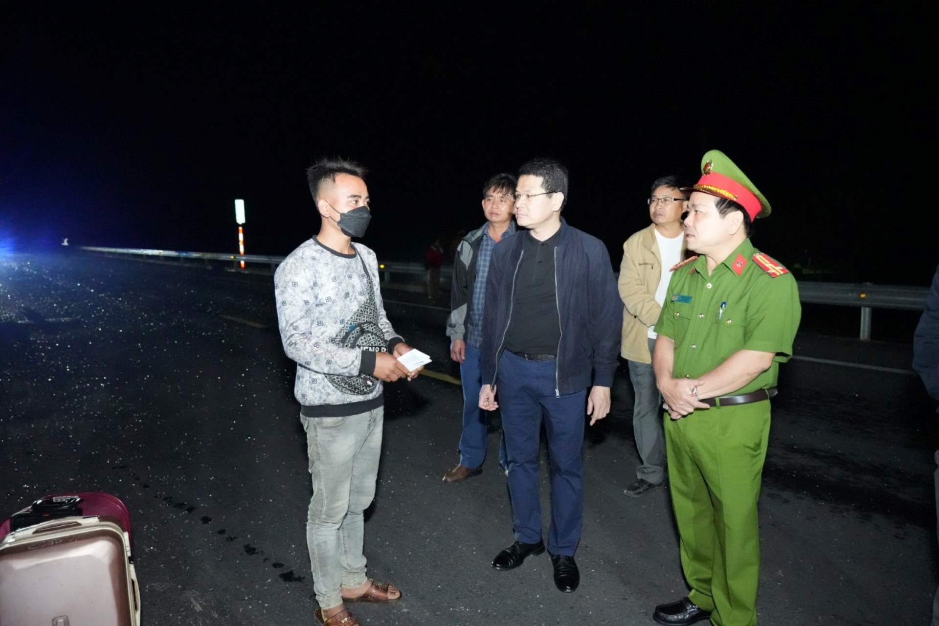 Trong đêm 10.3, Phó Chủ tịch UBND tỉnh Thừa Thiên Huế Hoàng Hải Minh đã đến hiện trường, thăm hỏi và trao hỗ trợ cho những nạn nhân vụ tai nạn trên cao tốc Cam Lộ - La Sơn.