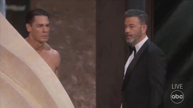 John Cena khỏa thân trò chuyện với MC trên sân khấu Oscar.. Ảnh: Chụp màn hình.