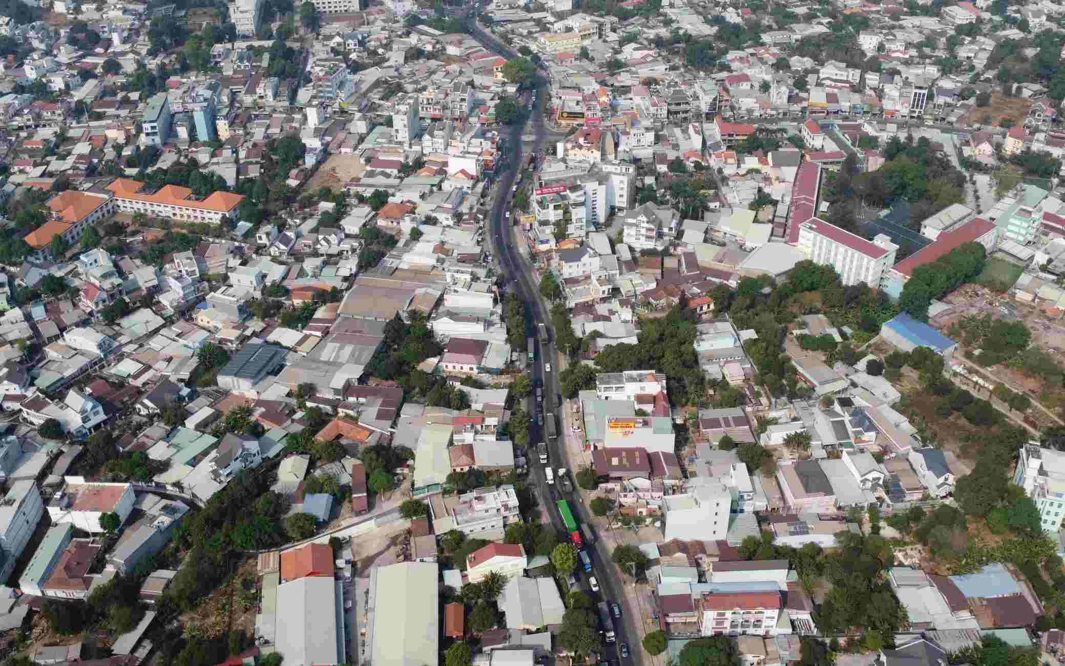 Hạ tầng giao thông hướng đường Huỳnh Văn Cù trở nên quá nhỏ bé so với sự phát triển đô thị hai bên và nhu cầu kết nối giao thông liên tỉnh.