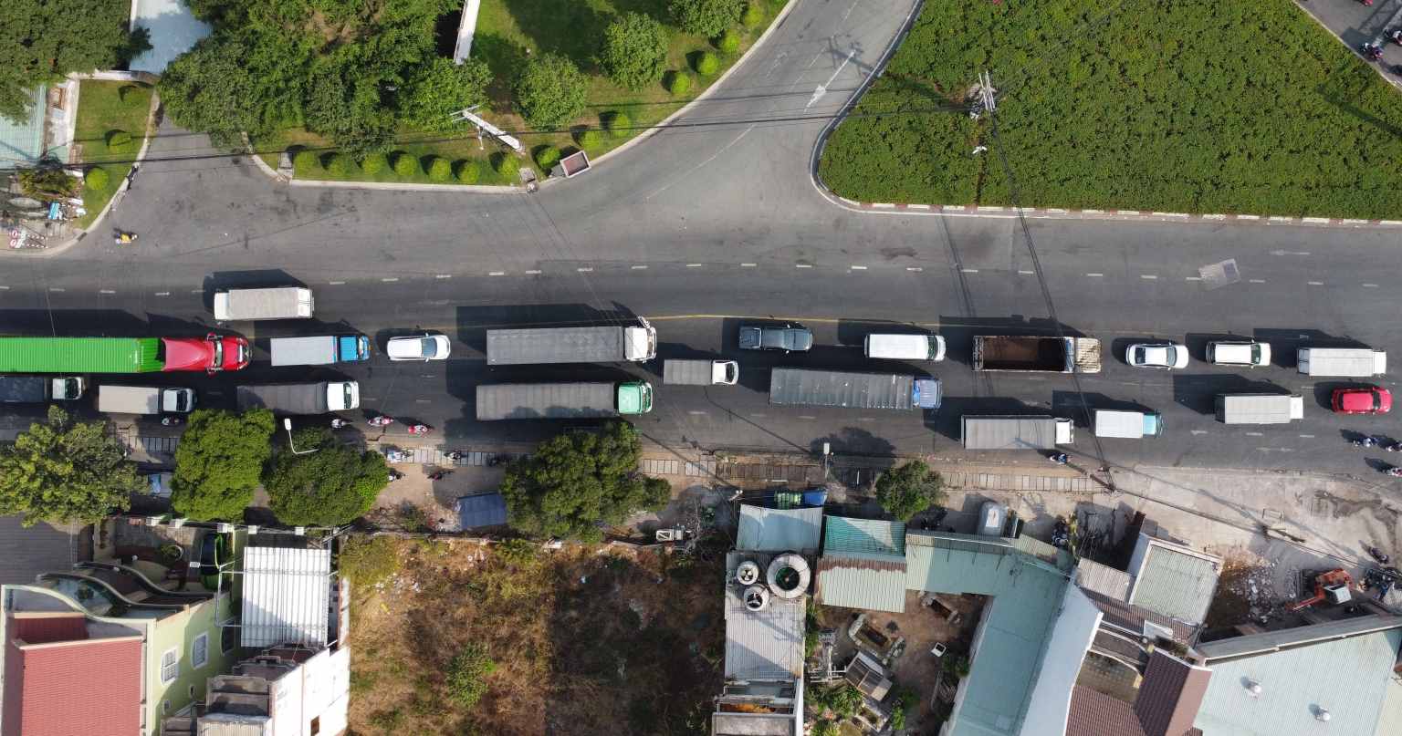 Để giải bài toán ùn tắc giao thông tại nút giao này, vừa qua UBND tỉnh Bình Dương đã phê duyệt dự án xây dựng hầm chui tại nút giao ngã 5 Phước Kiến.