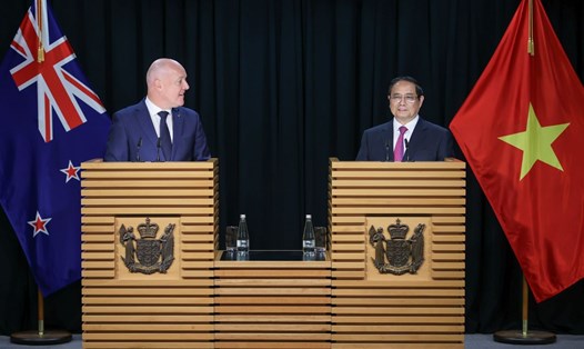 Thủ tướng Chính phủ Phạm Minh Chính và Thủ tướng New Zealand Christopher Luxon gặp gỡ báo chí thông báo kết quả hội đàm. Ảnh: VGP