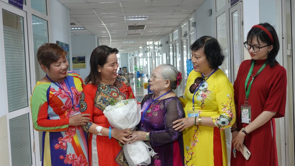 100 bệnh nhân, người nhà tại bệnh viện ung bướu diễn thời trang với áo dài. Ảnh: Trần Thi