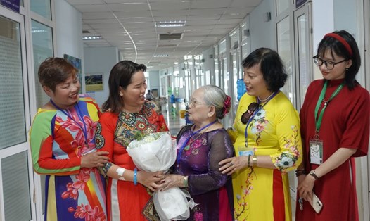 100 bệnh nhân, người nhà tại bệnh viện ung bướu diễn thời trang với áo dài. Ảnh: Trần Thi