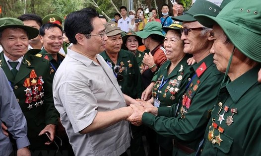 Thủ tướng Chính phủ Phạm Minh Chính gặp gỡ, thăm hỏi các cựu thanh niên xung phong tại Ngã ba Đồng Lộc (Ảnh minh họa: Dương Giang/TTXVN)