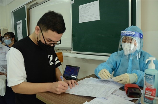 Tăng lương là ước mơ của rất nhiều nhân viên trường học. Ảnh minh hoạ: LĐO