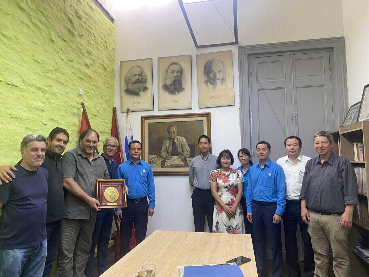 Đoàn đại biểu cấp cao Tổng Liên đoàn Lao động Việt Nam chào xã giao đồng chí Tổng Bí thư Đảng Cộng sản Uruguay. Ảnh: B.Đ.N