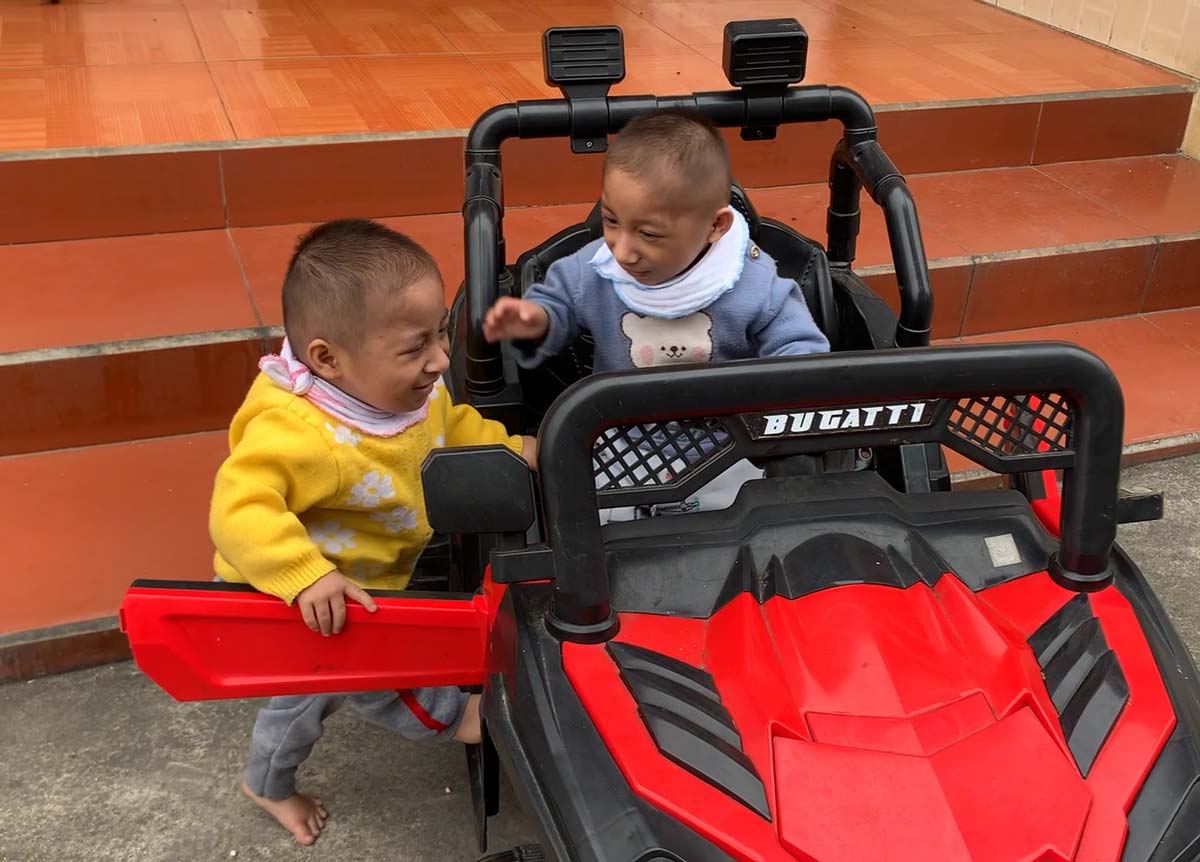 Hai anh em bị hội chứng "người lùn đầu chim" ở Thái Bình. Ảnh: Lương Hà