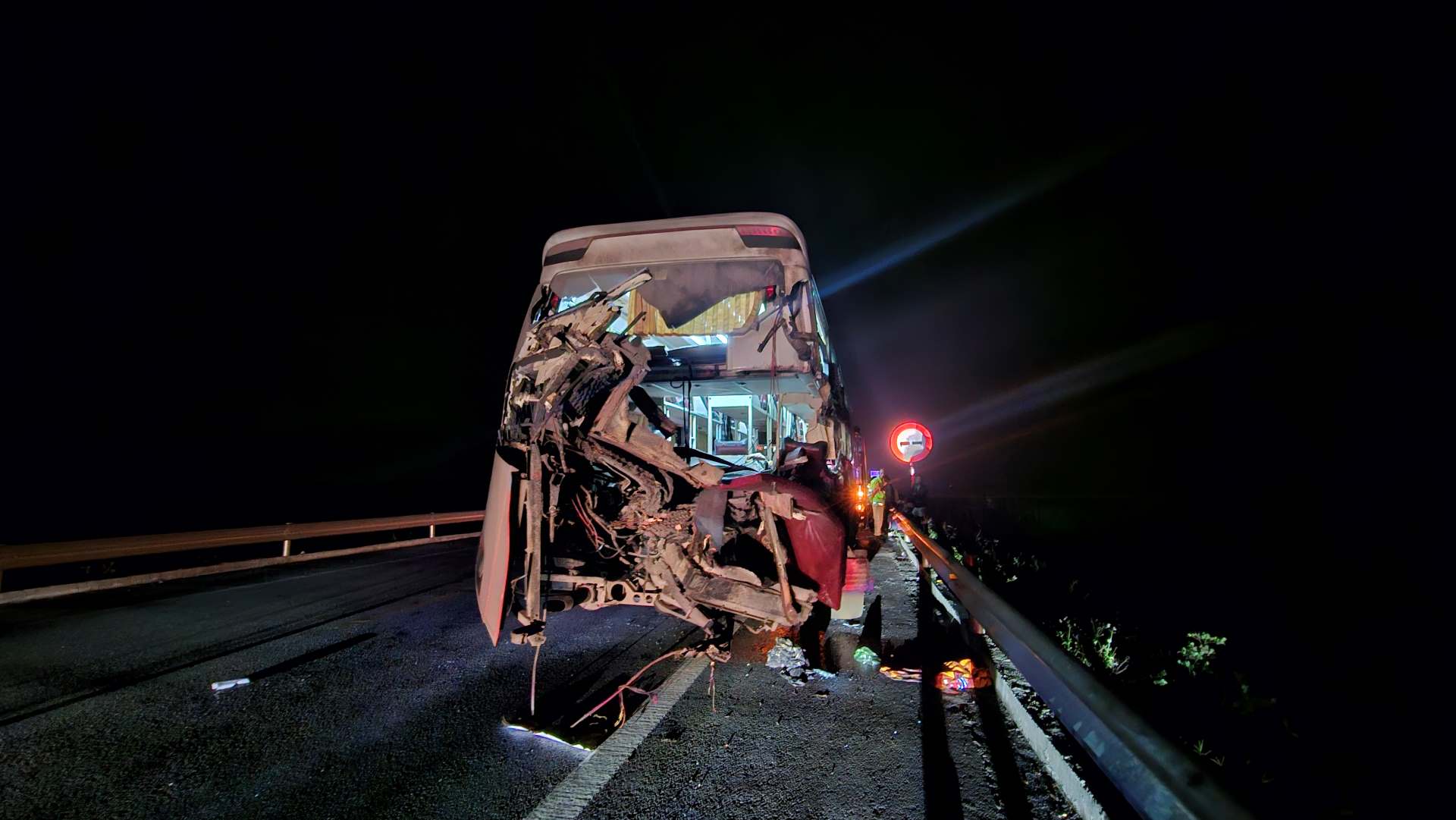 Hiện trường vụ tai nạn đêm 10.3 trên cao tốc Cam Lộ - La Sơn khiến 2 người tử vong. Ảnh: Phúc Đạt.
