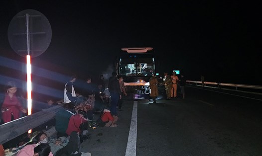 Cũng trong tối 10.3, trên tuyến cao tốc Cam Lộ - La Sơn xảy ra vụ tai nạn giao thông khiến 2 người tử vong. Ảnh: Phúc Đạt.