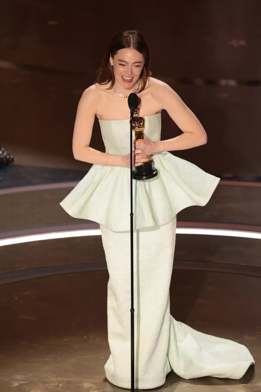 Emma Stone nhận giải Nữ chính xuất sắc tại Oscar 2024. Ảnh: Los Angeles Times