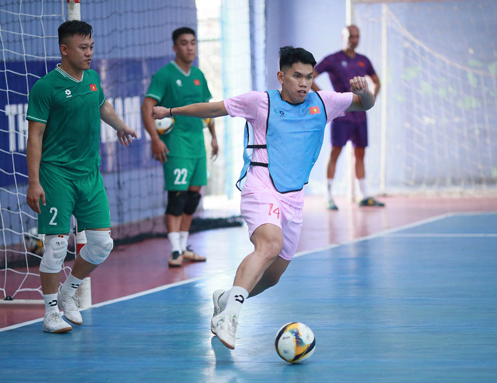 Ngày 12.4, huấn luyện viên Diego Giustozzi sẽ chốt danh sách chính thức 14 cầu thủ đội tuyển futsal Việt Nam lên đường sang Thái Lan tham dự giải futsal châu Á 2024, đồng thời cũng là vòng loại giải futsal World Cup 2024.
