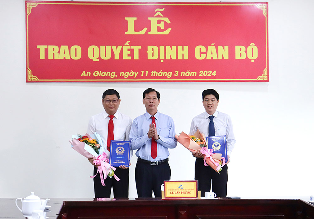Phó Chủ tịch UBND tỉnh An Giang Lê Văn Phước trao quyết định cho 2 cán bộ. Ảnh: Mỹ Linh