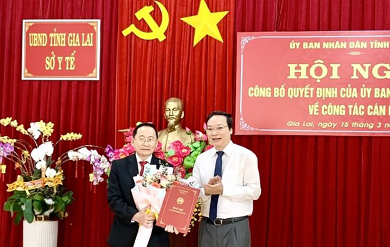 Chủ tịch UBND tỉnh Gia Lai Trương Hải Long trao quyết định bổ nhiệm tân Giám đốc Sở Y tế tỉnh Gia Lai. Ảnh: VGP
