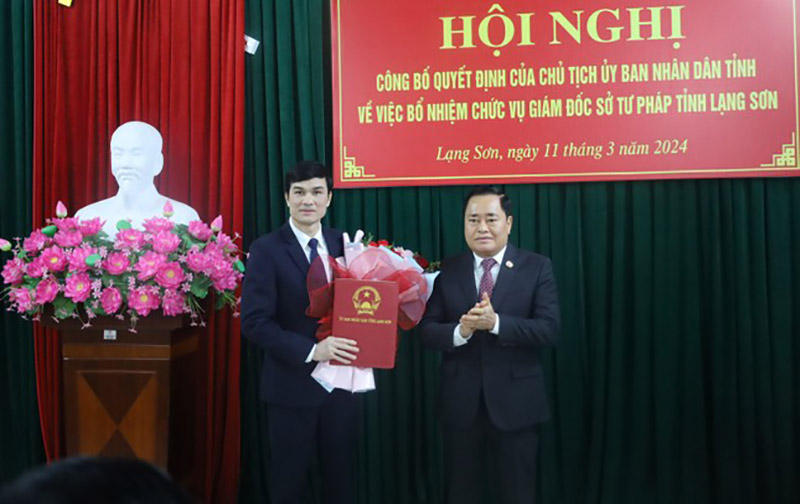 Chủ tịch UBND tỉnh Lạng Sơn trao quyết định bổ nhiệm Giám đốc Sở Tư pháp cho ông Sái Văn Đông (bìa trái). Ảnh: Duy Chiến  