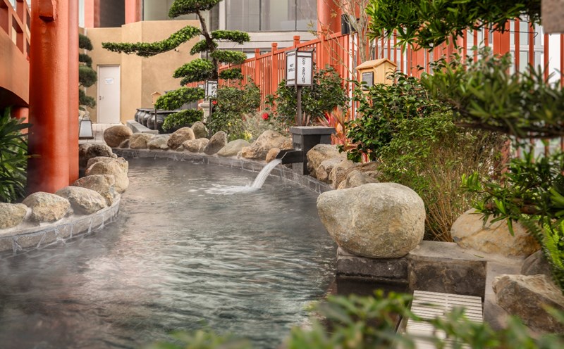 Tổ hợp khoáng nóng Mori Onsen cách hồ Hoàn Kiếm 14km. Ảnh: Phương Nguyễn