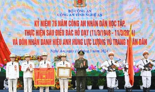  Đại tướng Tô Lâm, Bộ trưởng Công an trao tặng danh hiệu Anh hùng Lực lượng vũ trang nhân dân cho Công an tỉnh Nghệ An. Ảnh: Quang Đại