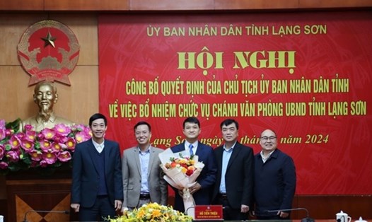 Lãnh đạo tỉnh Lạng Sơn chúc mừng tân Chánh Văn phòng UBND tỉnh Trịnh Tiến Duy. Ảnh: Langson.gov