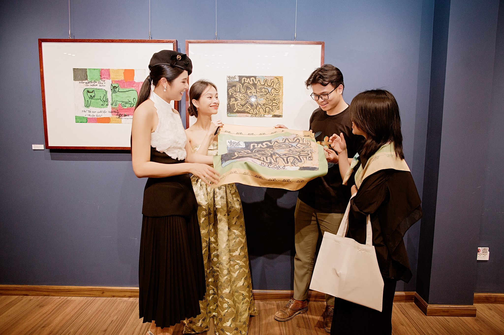 Hoa hậu Ngọc Hân thấy  may mắn khi tham gia triển lãm tranh của họa sĩ Nguyễn Tư Nghiêm với tư cách ban tổ chức. Ảnh: Nhân vật cung cấp