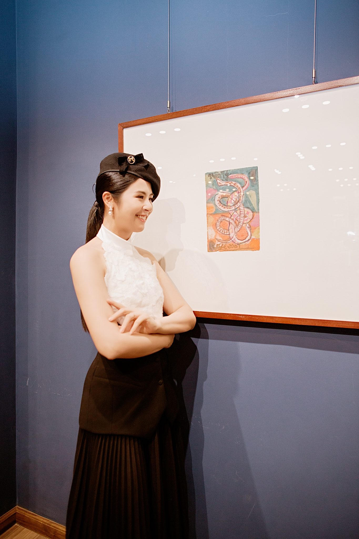 Hoa hậu Ngọc Hân khoe sắc vóc rạng rỡ trong bộ đầm tông đen - trắng với phần cổ được thiết kế cách điệu từ áo yếm truyền thống. Ảnh: Nhân vật cung cấp