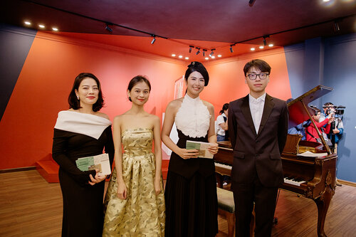 Hoa hậu Ngọc Hân bên nhà sưu tập/ pianist Trần Lê Bảo Quyên (váy quây vàng) và em trai cô, nghệ sĩ piano Trần Lê Quang Tiến tại triển lãm. Ảnh: Nhân vật cung cấp
