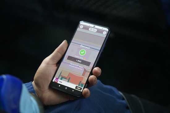 NLĐ  tham gia trả lời câu hỏi trắc nghiệm về an toàn vệ sinh lao động trên phần mềm Kahoot bằng điện thoại thông minh. Ảnh: CĐ TKV