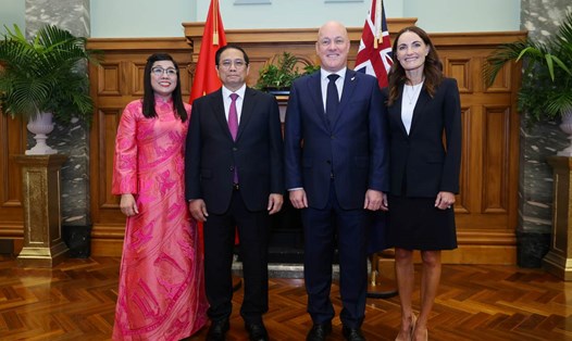 Thủ tướng Chính phủ Phạm Minh Chính cùng Phu nhân và Thủ tướng New Zealand Christopher Luxon cùng Phu nhân. Ảnh: VGP